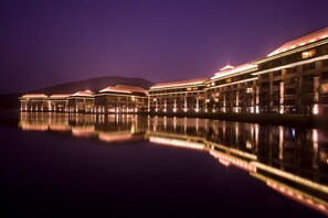 Fachada de la propiedad por la tarde o noche