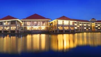 Fassade der Unterkunft – Abend/Nacht