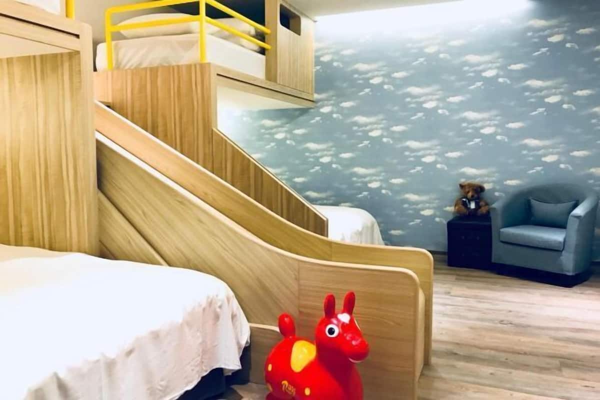 Een bureau, gratis wifi, beddengoed