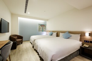 Business Quadruple Room | Desk, free WiFi, bed sheets