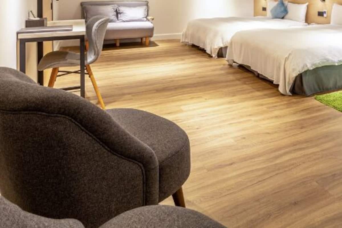 Business vierpersoonskamer | Een bureau, gratis wifi, beddengoed