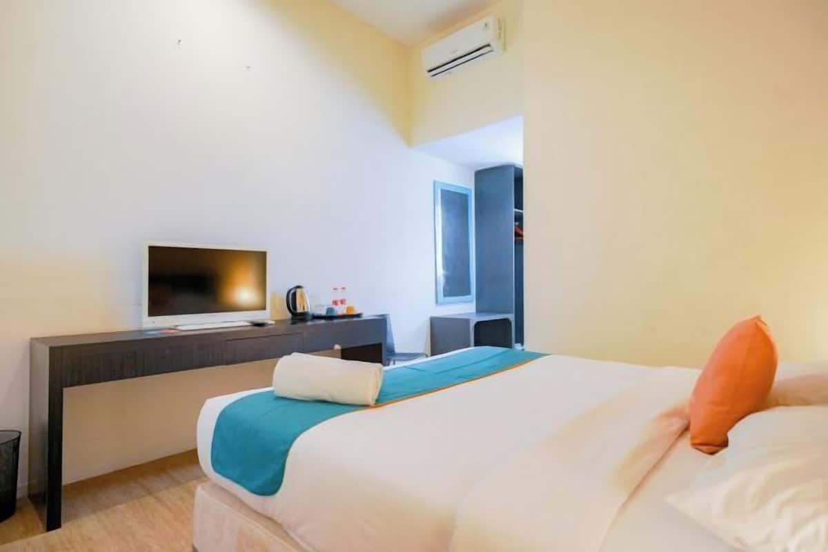 In-room safe, desk, iron/ironing board, WiFi (free)