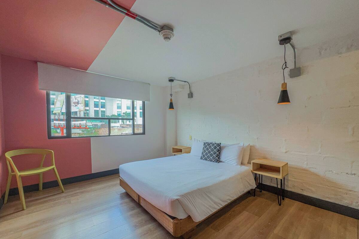 WiFi (free), bed sheets