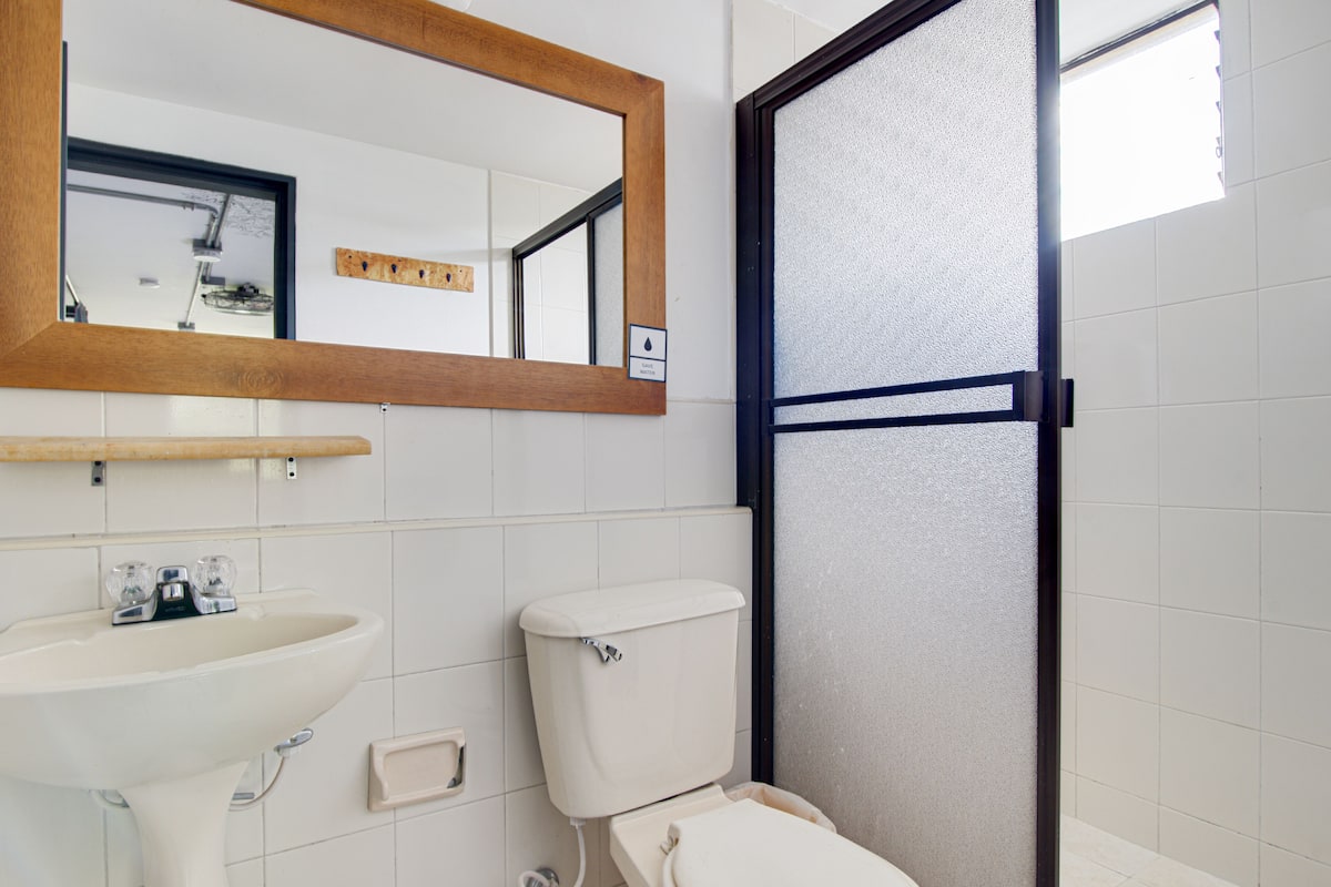 Douche, douche à « effet pluie », serviettes fournies, savon