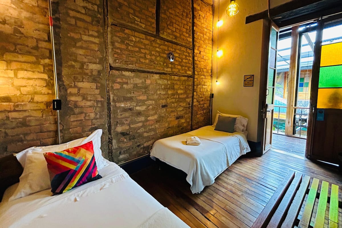 Habitación básica con 2 camas individuales | Wifi gratis y ropa de cama