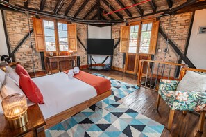 A room with a bed, a desk, a chair, and a TV. - Delgadillo Boutique Hotel by Socialtel (Bogotá)