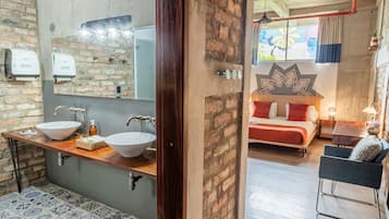 Quarto quádruplo família | Banheiro | Chuveiro, chuveiro com efeito de chuva