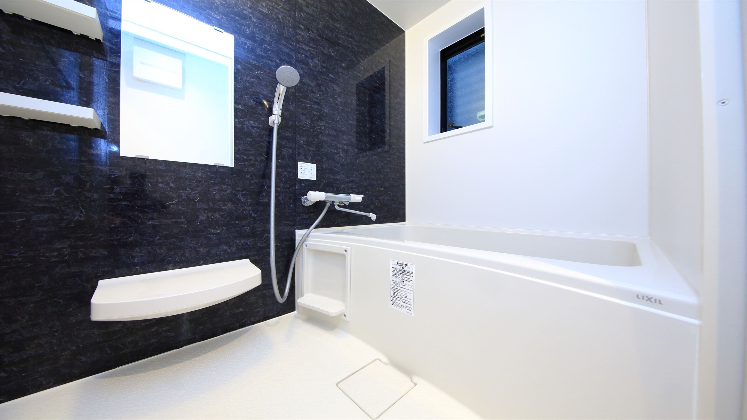 Een bad/douchecombinatie, gratis toiletartikelen, een haardroger