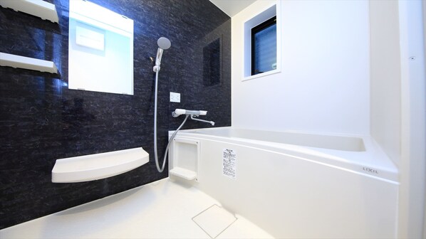 Ensemble douche/baignoire, articles de toilette gratuits, sèche-cheveux