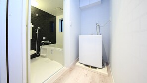 2nd Floor Japanese Style Room B | Bathroom | Combined shower/bathtub, free toiletries, hair dryer, slippers - COTO Tokyo Shibuya 2 (Tokyo)