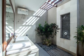 Regadera, amenidades de baño gratuitas, secadora de cabello, toallas 