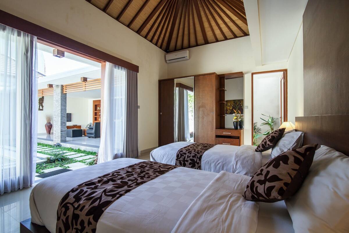Villa Deluxe, 2 habitaciones, alberca privada, vista a la alberca | Ropa de cama de alta calidad y caja de seguridad en la habitación