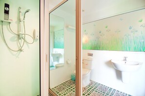 Chambre supérieure double | Salle de bain | Douche, serviettes fournies, savon, shampooing