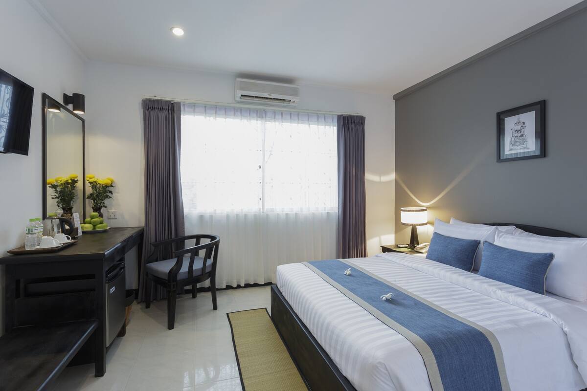 Seprai premium, bantalan ekstra lembut, minibar, dan brankas