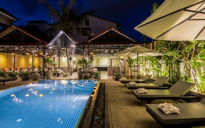 Piscina externa, funciona das 8h às 21h, guarda-sóis, espreguiçadeiras