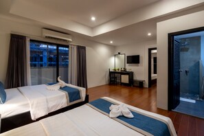 Family Suite Connecting Rooms (5 Adults) - Free Pick Up | Premium-sengetøj, senge med topmadrasser, minibar, pengeskab på værelset