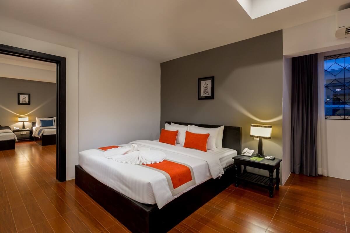 Family Suite Connecting Rooms (5 Adults) - Free Pick Up | Seprai premium, bantalan ekstra lembut, minibar, dan brankas
