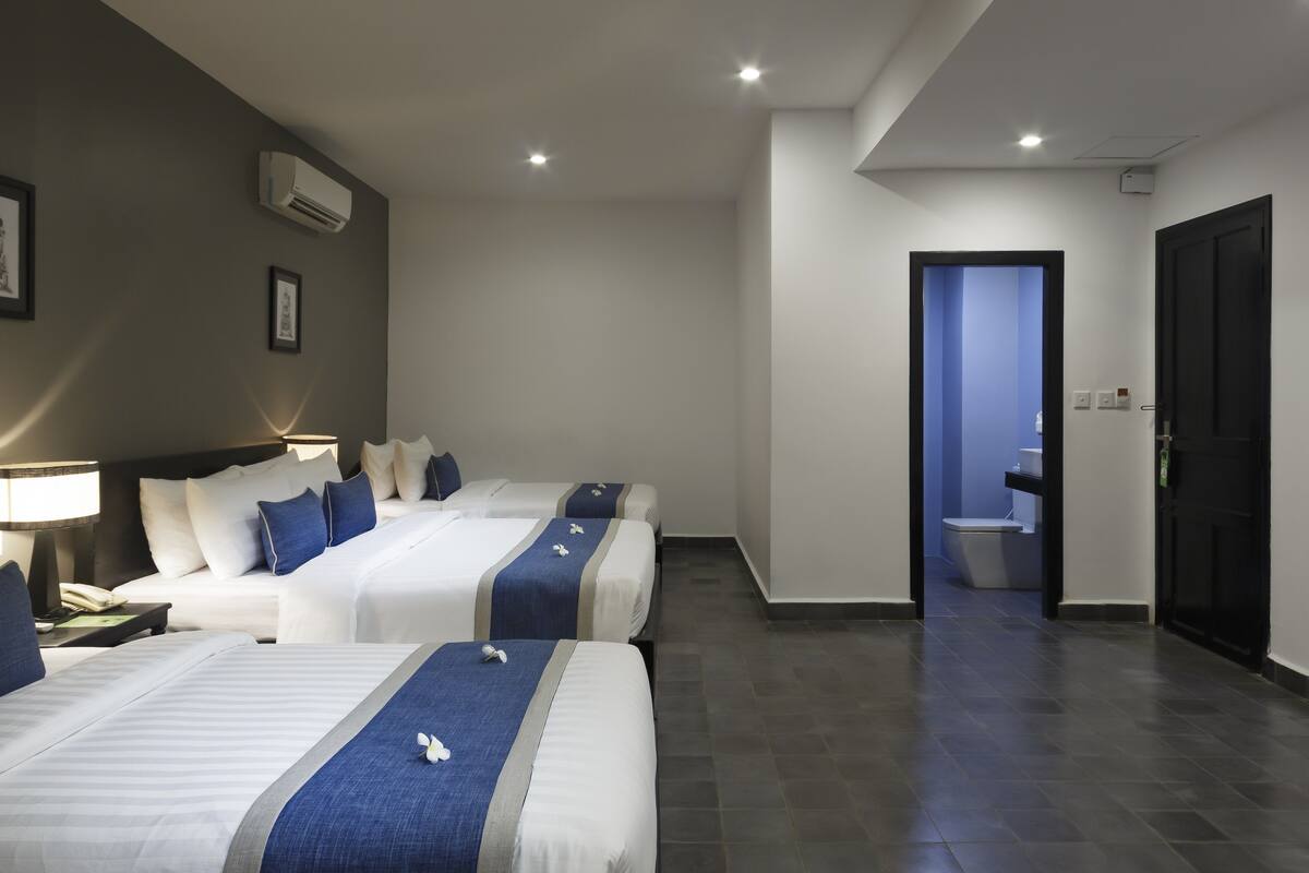 Deluxe Family Room (4 Adults) - Free Pick Up | Seprai premium, bantalan ekstra lembut, minibar, dan brankas