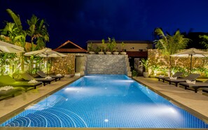 Außenpool, geöffnet von 08:00 Uhr bis 21:00 Uhr, Sonnenschirme