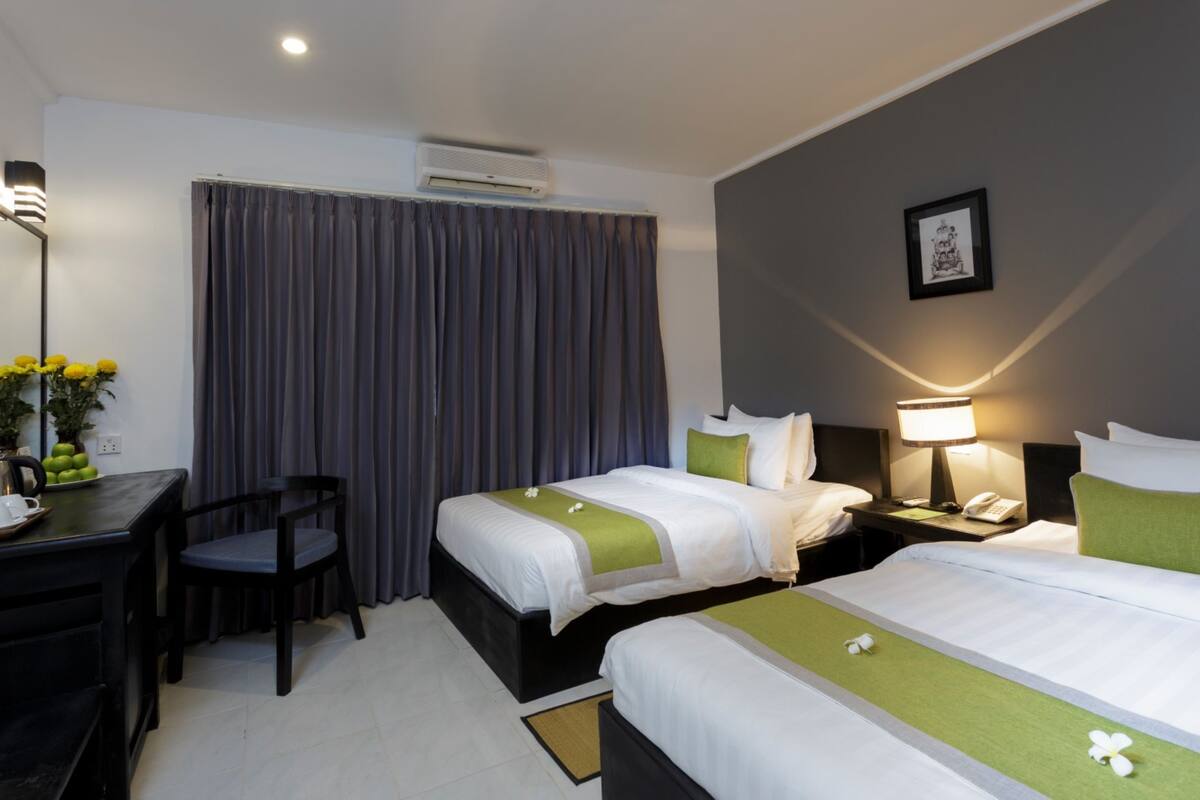 Seprai premium, bantalan ekstra lembut, minibar, dan brankas