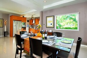 Villa (8 Bedrooms) | Servicio de comidas en la habitación