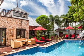 Utendørsbasseng og solsenger