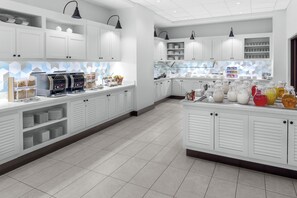 Free daily buffet breakfast  - Hyatt Place Athens/Downtown (Athens)