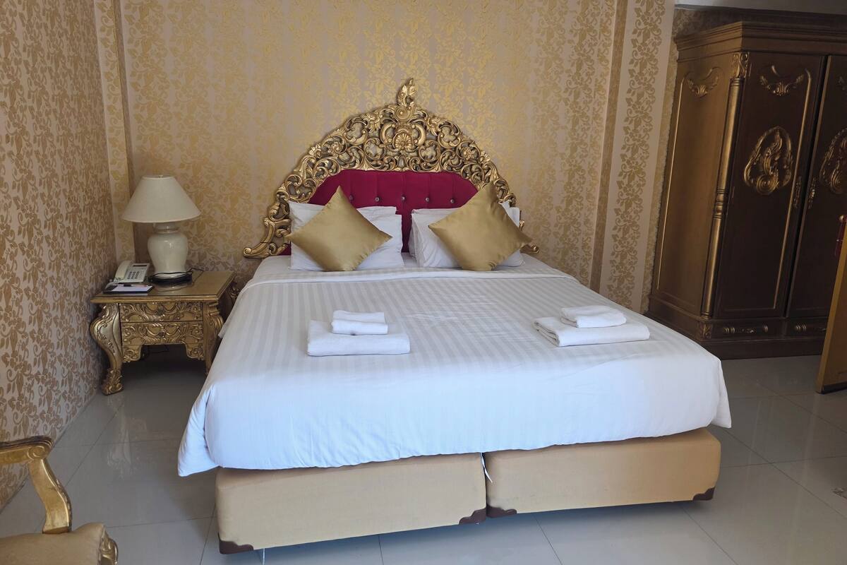 Minibar, free WiFi, bed sheets