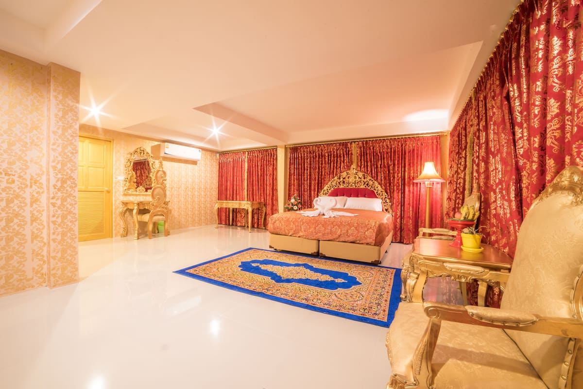 Deluxe Suite | Minibar, rollaway beds, free WiFi, bed sheets