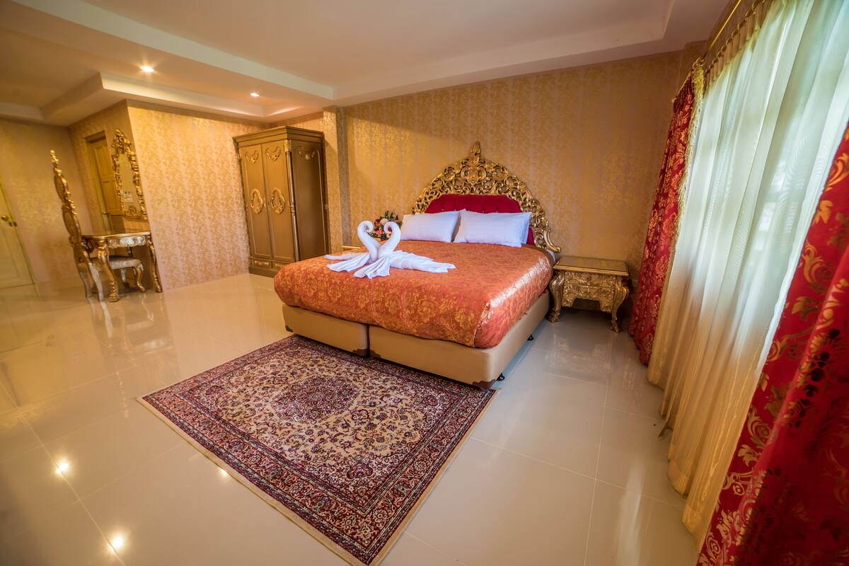 Deluxe Double Room | Minibar, rollaway beds, free WiFi, bed sheets