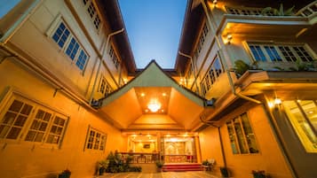 Bagian depan properti - sore/malam