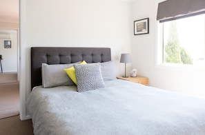 Queen Room with ensuite (Shared Lounge & Kitchen) | Iron/ironing board, free WiFi, bed sheets