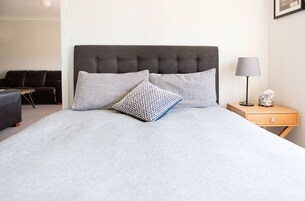 Quarto, 1 cama Queen, suíte (Shared Lounge & Kitchen) | Ferros/tábuas de passar roupa, Wi-Fi de cortesia, roupa de cama