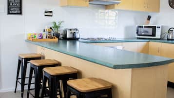 ๋งค์ผ ์ ๋ฝ์ ๋ฌด๋ฃ ์์นจ ์์ฌ ํฌํจ