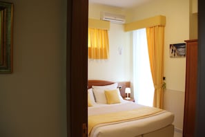 Bộ đồ giường cao cấp, két bảo mật tại phòng, bàn 