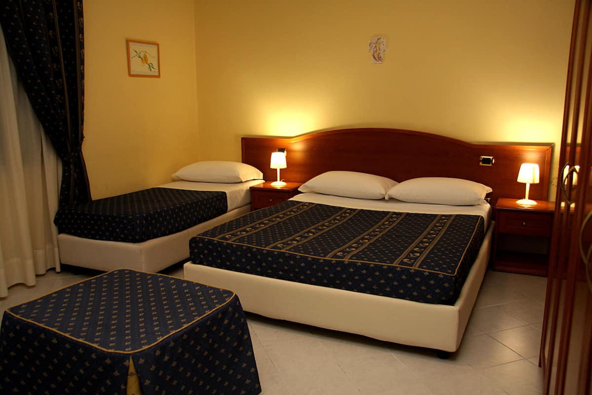 Habitación familiar, dormitorio mixto, vistas al patio | Ropa de cama de alta calidad, caja fuerte, escritorio