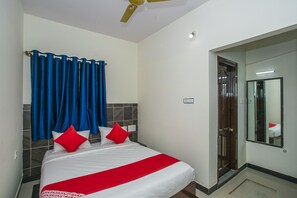 Desk, free rollaway beds, free wired Internet - GKS Residency (Bengaluru)