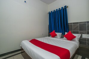 Desk, free rollaway beds, free wired Internet - GKS Residency (Bengaluru)