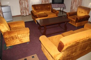 Deluxe Room, 1 King Bed, Lake View | Living room