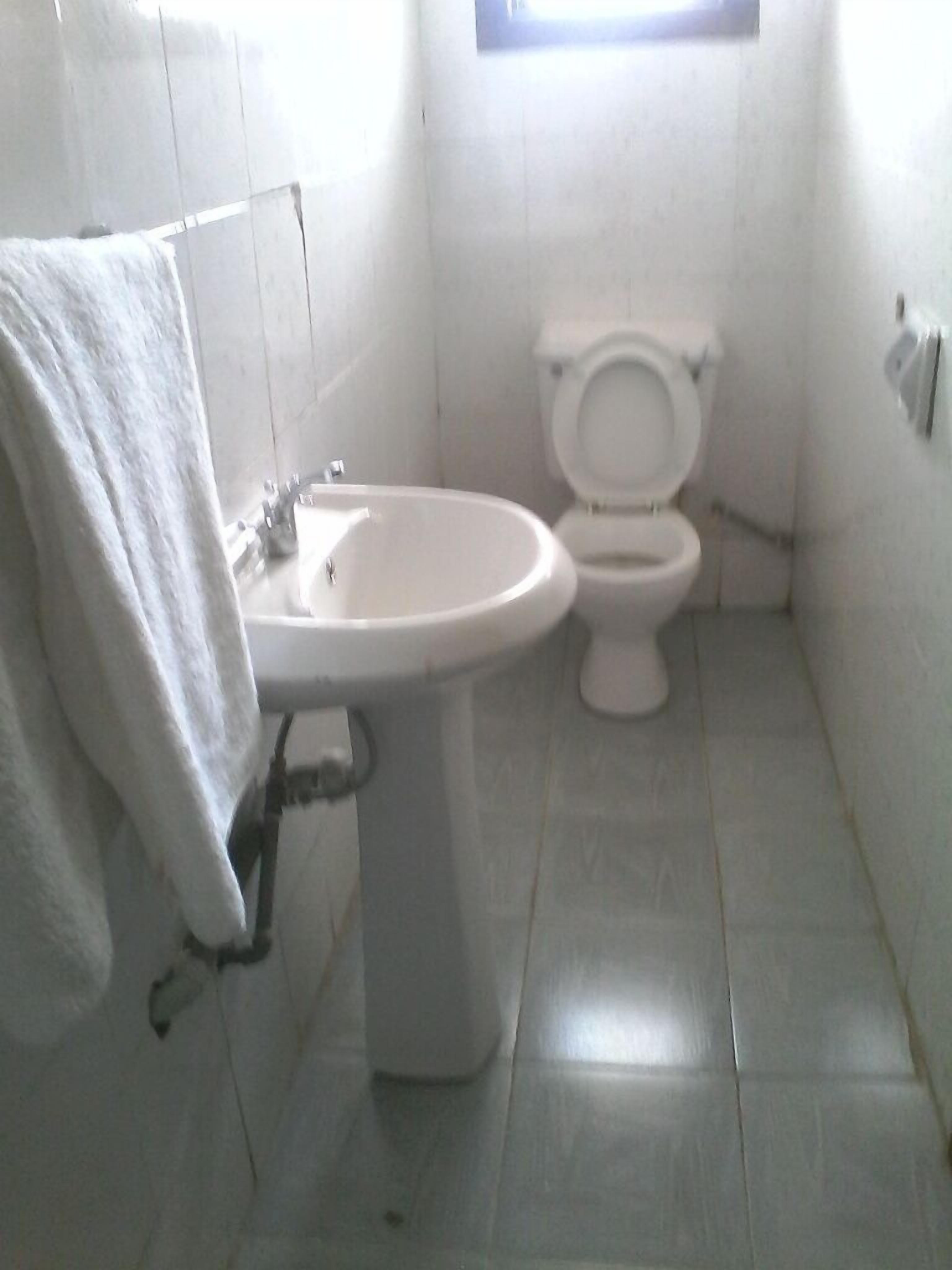 shower, rainfall showerhead, free toiletries, towels