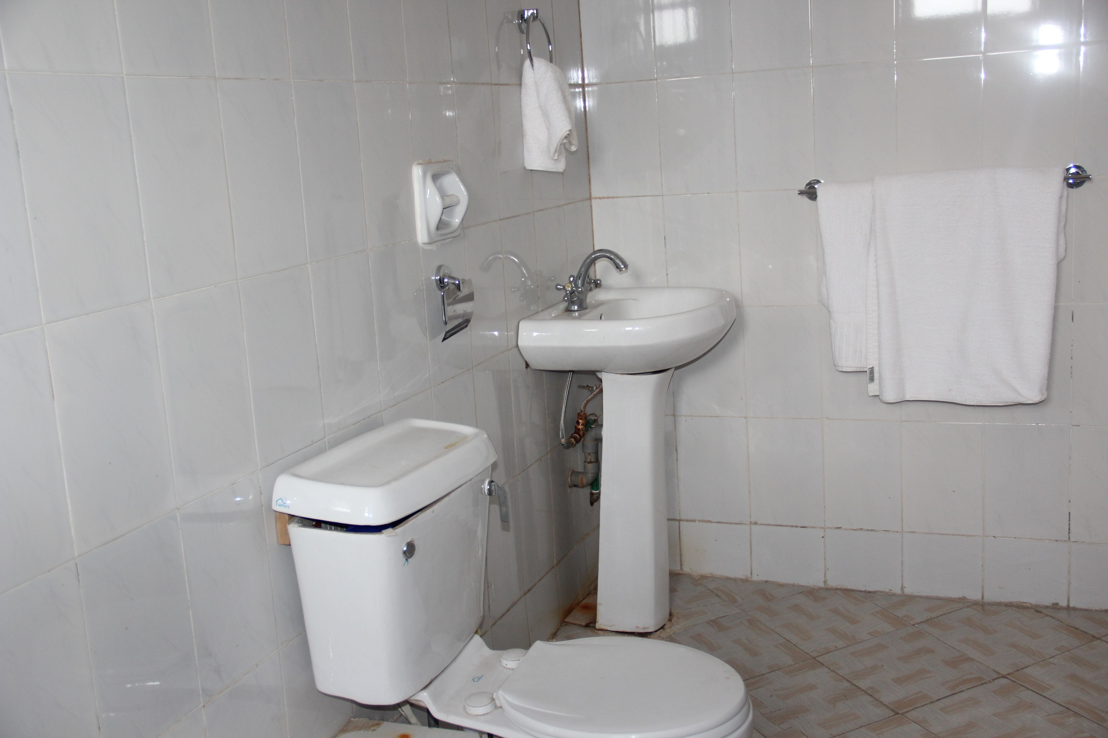 shower, rainfall showerhead, free toiletries, towels