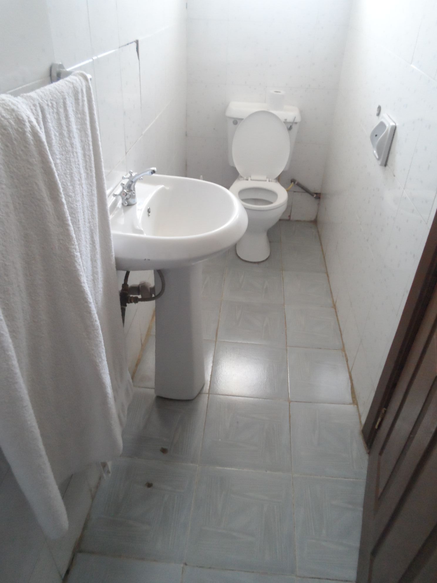 single room | bathroom | shower, rainfall showerhead, free toiletries, towels