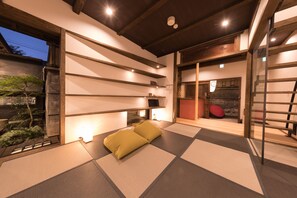 2 bedrooms, premium bedding, down comforters, free minibar