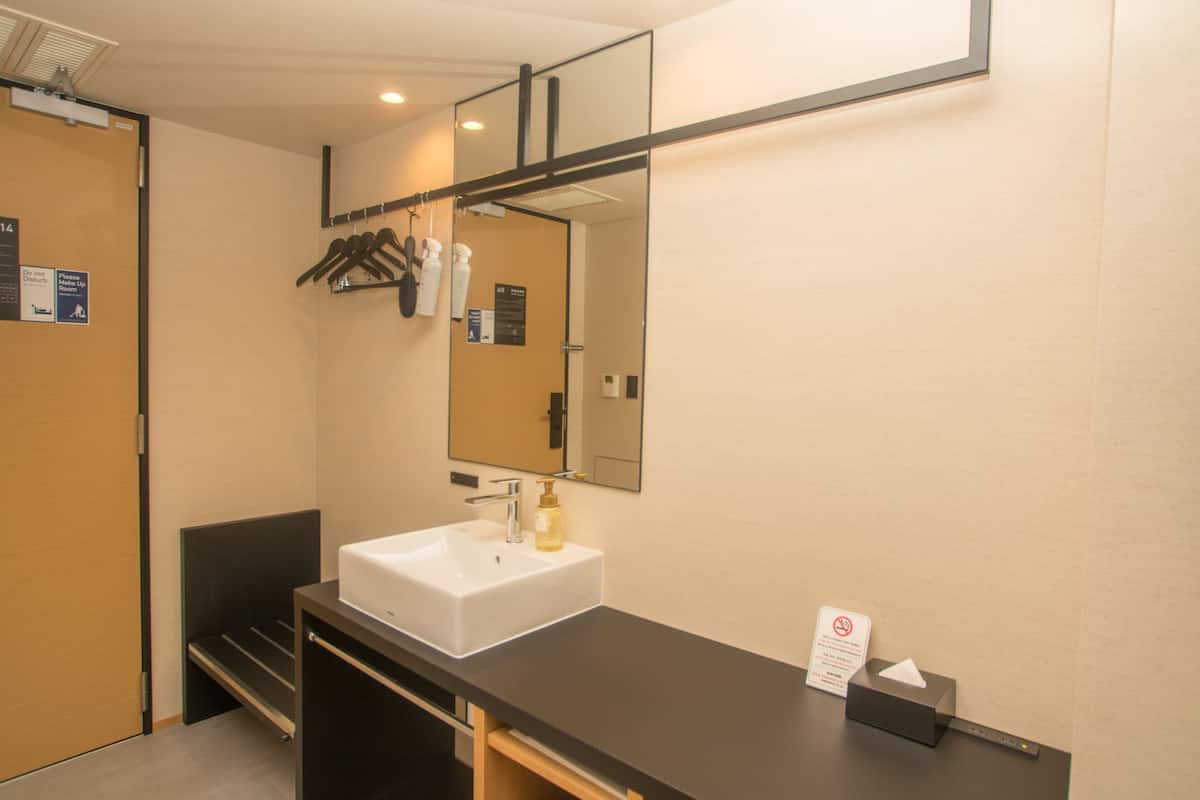 twin room | bathroom sink