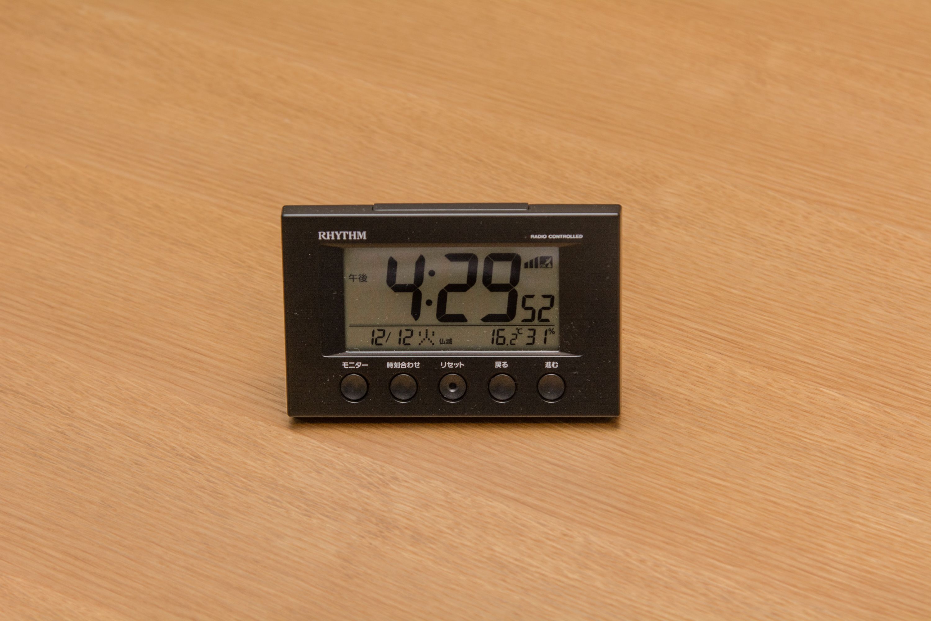A black digital clock with Japanese text, displaying the time as 4:29.