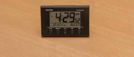 A black digital clock with Japanese text, displaying the time as 4:29.