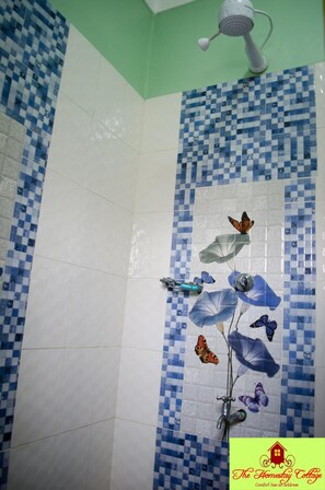 Shower, free toiletries, slippers, towels - The Homestay Cottage (Kisumu)
