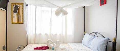 Habitació doble | Escriptori i espai de treball apte per a portàtils