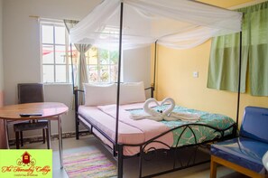 Desk, laptop workspace, soundproofing, cribs/infant beds - The Homestay Cottage (Kisumu)