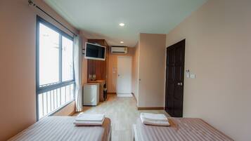 Deluxe Twin Room | In-room safe, individually decorated, free WiFi